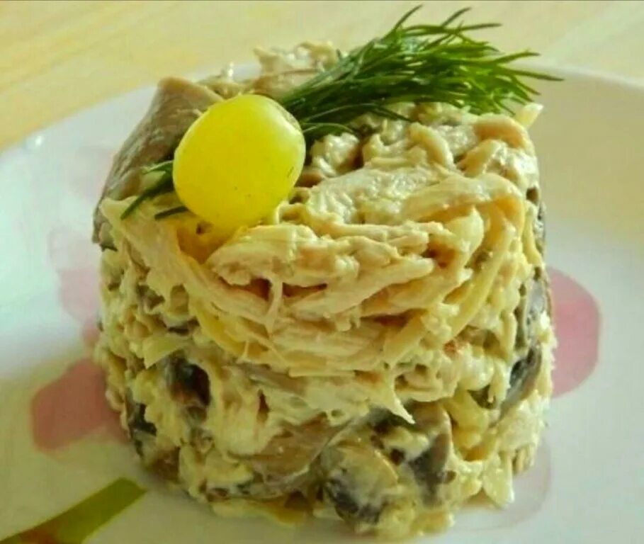 Салат куриное яйцо вкусный. Салат из курицы с грибами шампиньонами. Салат с курицей и грибами и сыром. Салат шампиньоны с курицей и сыром. Салат куриный с шампиньонами и сыром.