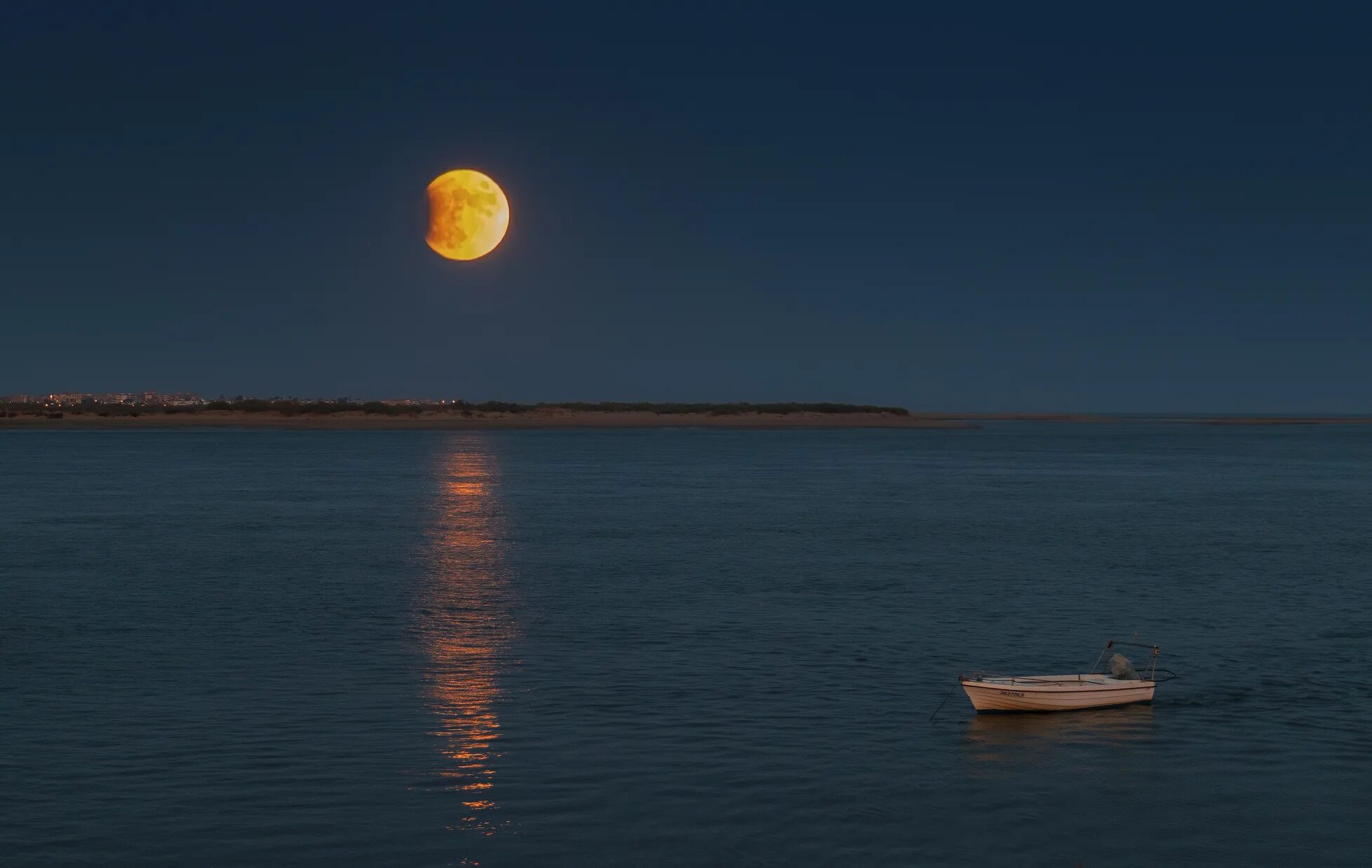 Луна над морем. Луна на горизонте. Луна на горизонте моря. Горизонт вода Луна.