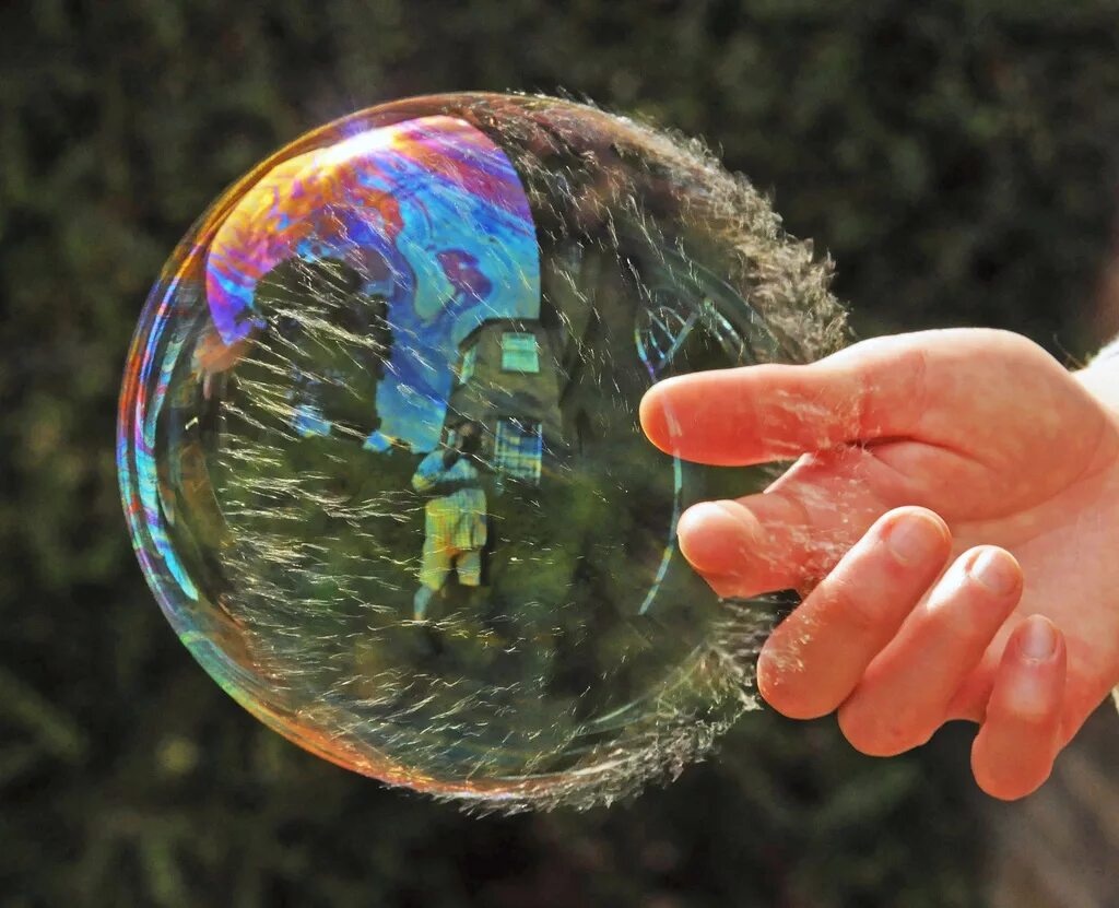 Почему лопается пузырь. Мыльные пузыри. Мыльный пузырь лопается. Огромные мыльные пузыри. Мыльные пузыри фото.