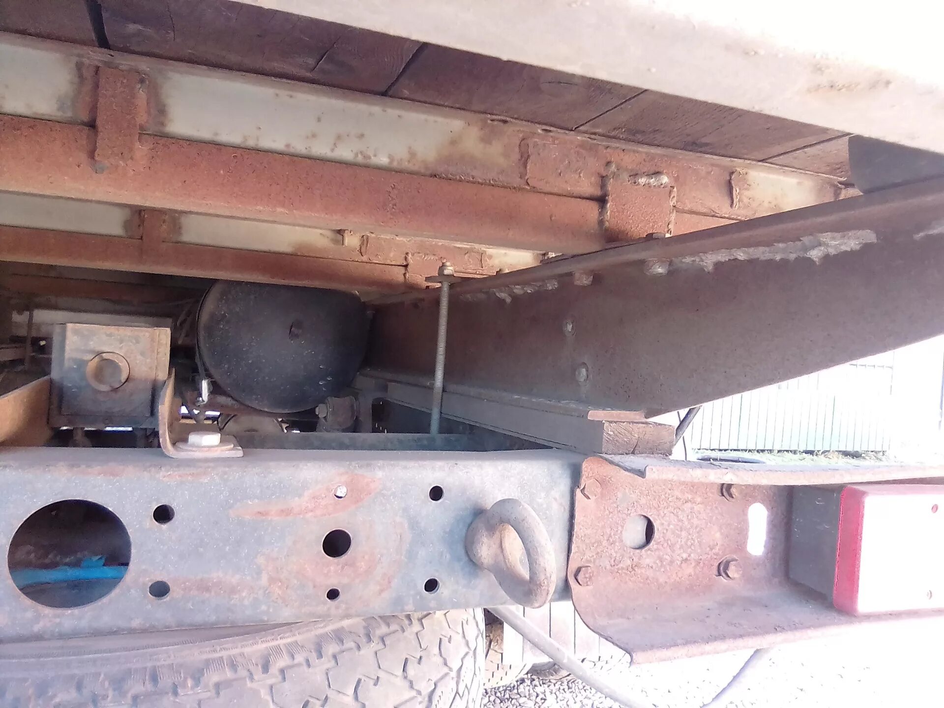 Кронштейн крепления кузова к раме газель бизнес. Кронштейн крепления кузова газ 3302. Кронштейн крепления будки газель 3302. Крепление платформы к раме газель 3302. Кронштейн между рамой и кузовом газель.