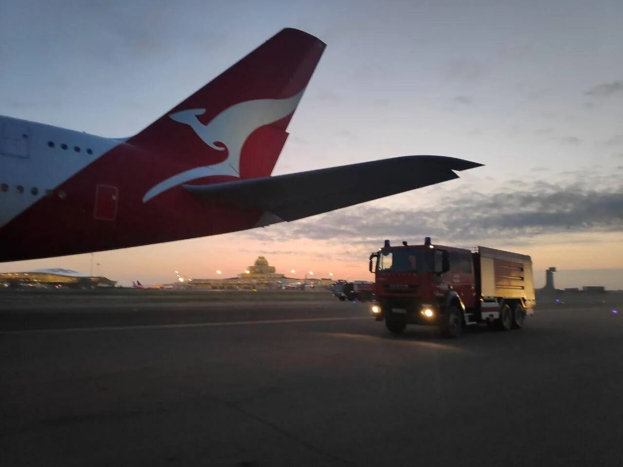 Самолет выполняющий рейс. Qantas airways в баку. a380 qantas баку. борт самолета. самолет приземляется.