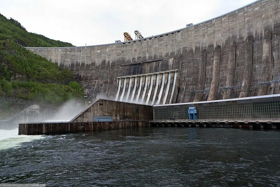 Плотина красноярской гэс. Гидроэлектростанция саяно шушенская. Саяно-шушенская гэс гидроэлектростанция. Гэс райнфельден 1899. Регуляционные (выправительные) гидротехнические сооружения.