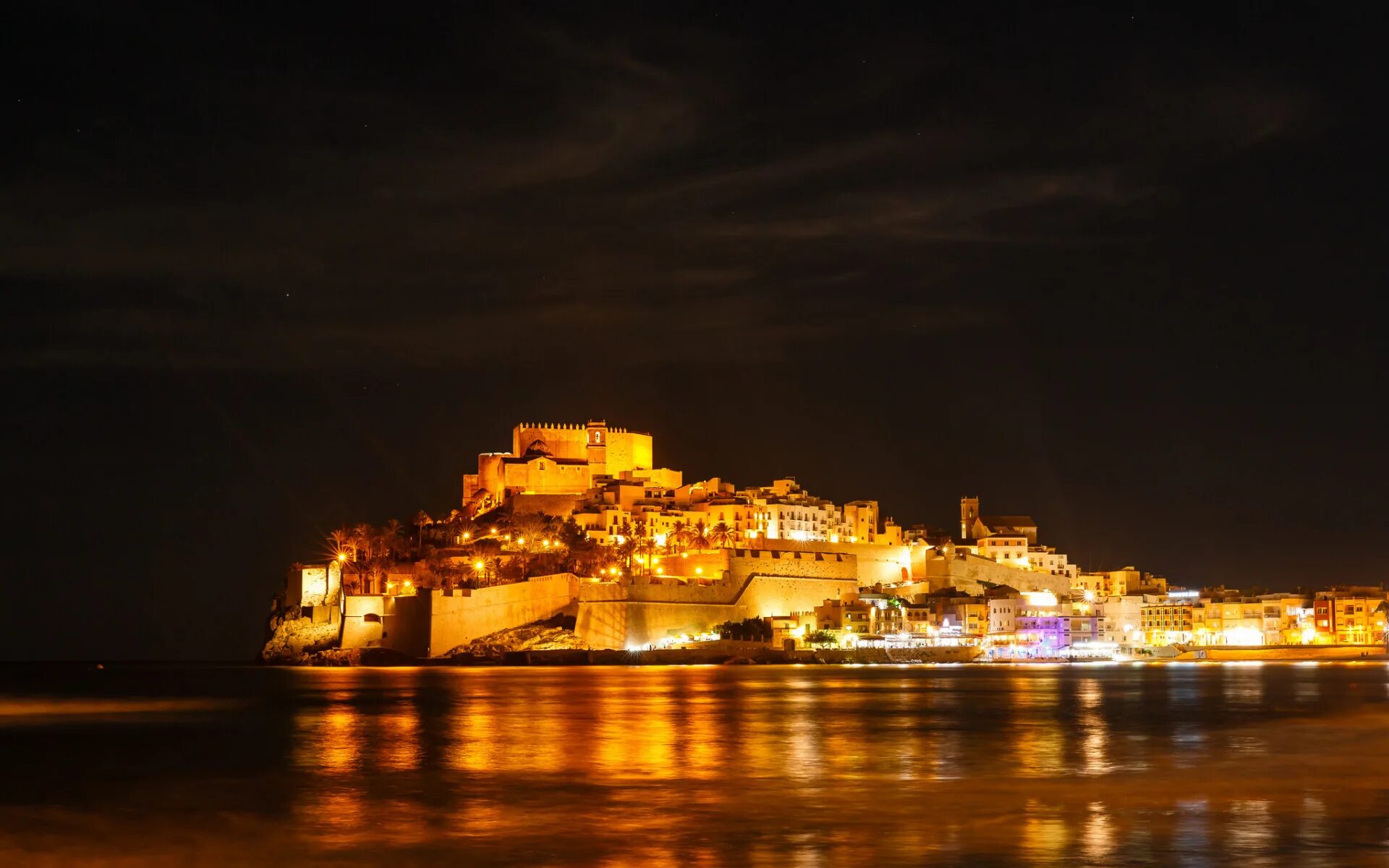 Огни в море микель рейна. Пирс. Обои на рабочий стол море. Город аберистуит великобритания. Микель угарте футболист реал сосьедад.