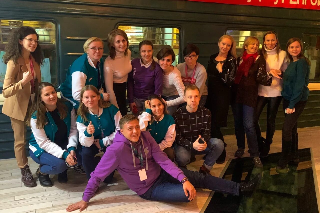 Группа фпбж в когалыме. Группа счастливый случай когалым. актёры которые приезжали в когалым. артисты которые приехали в когалым. волонтеры возле галактики когалым.