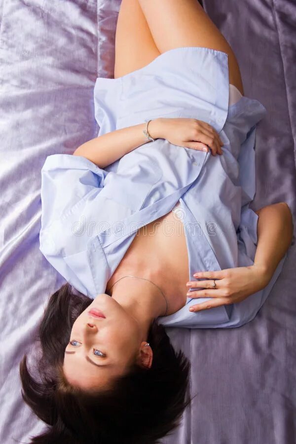 Левушка ледит на спине. Девушка лежит на спине. Девушка лежит на спине. Девочка лежа на спине. Девушка лежит на спине.