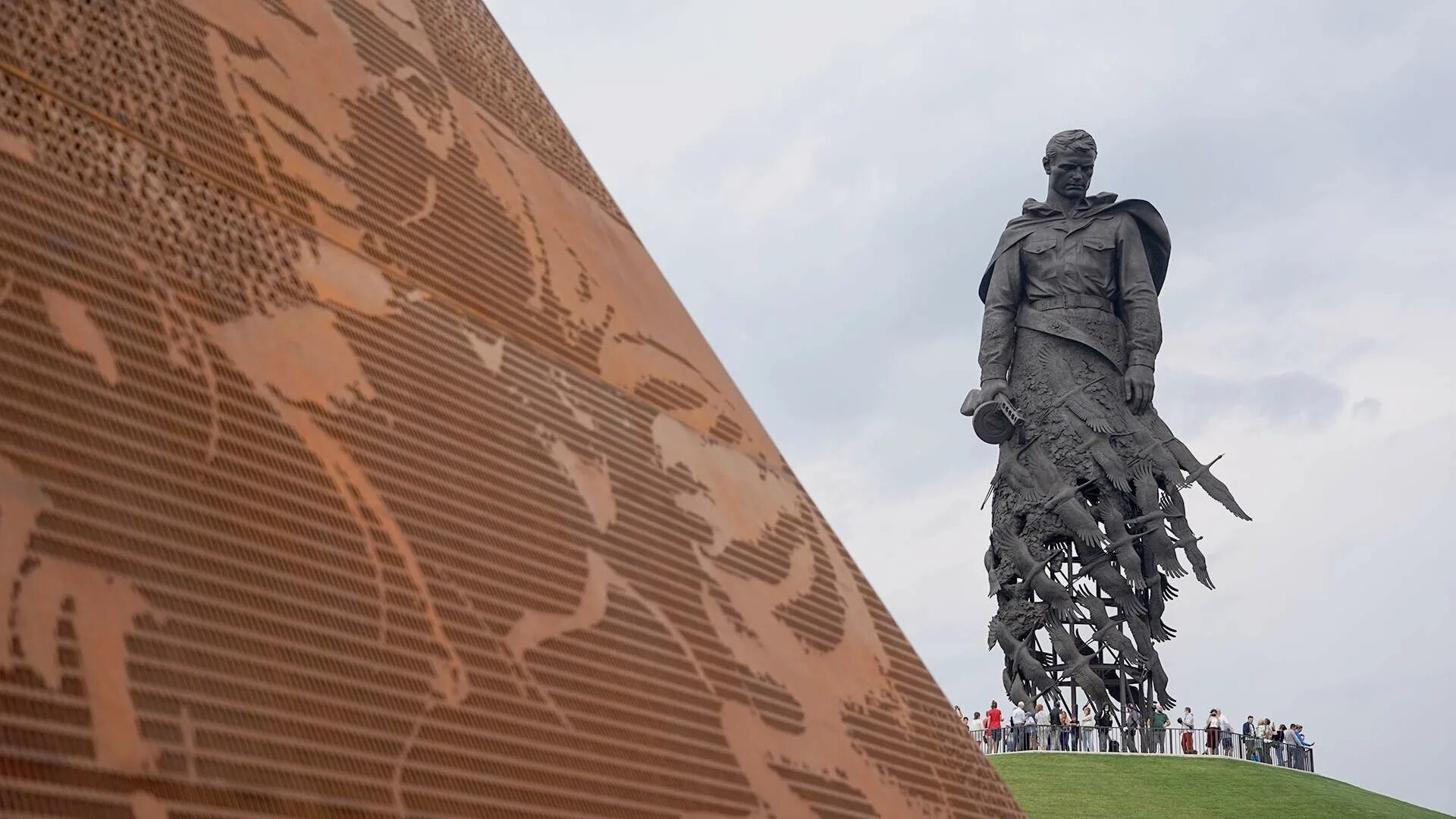 Ржевский мемориал 2025. Мемориал подо ржевом. ржев мемориал советскому солдату. мемориал неизвестному солдату ржев. мемориальный комплекс советскому солдату подо ржевом.