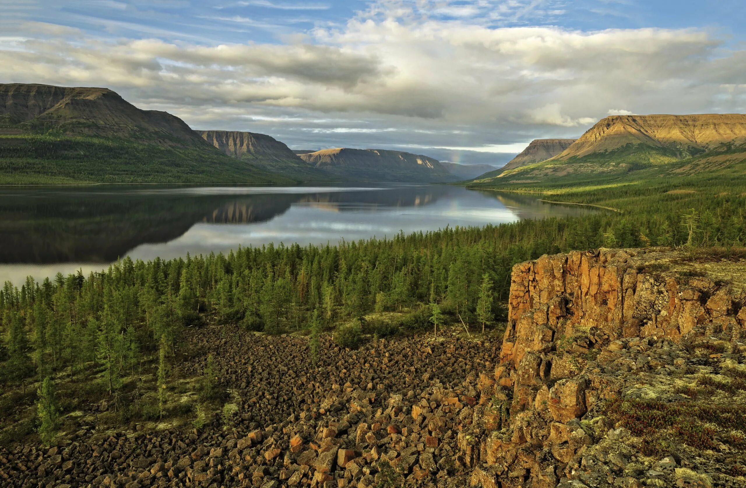 Плато Путорана грандиозный горный. Путорана Красноярский край. Плато Путорана панорама. Плато Путорана заповедник. Среднесибирское плоскогорье леса