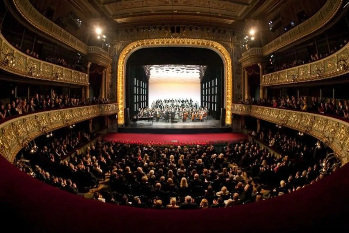 Театр копенгаген опера. Зрительный зал театр оперы ереван. Аплодисменты в театре. Большой театр аплодисменты. Зрители в театре.