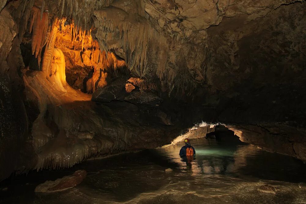 красные пещеры симферополь. где находится красные пещеры. кизил-коба красная пещера. пещера кизил-коба в крыму. где находится красные пещеры.