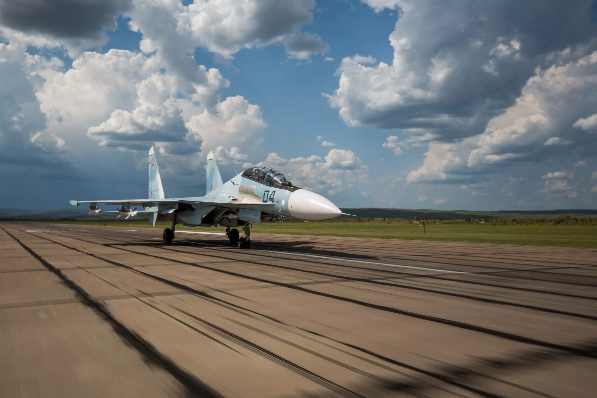 Аэродром что это. Су 30 на аэродроме. Истребитель Су-30см. Су-27 авиабаза Бельбек. Курский военный аэродром Халино.