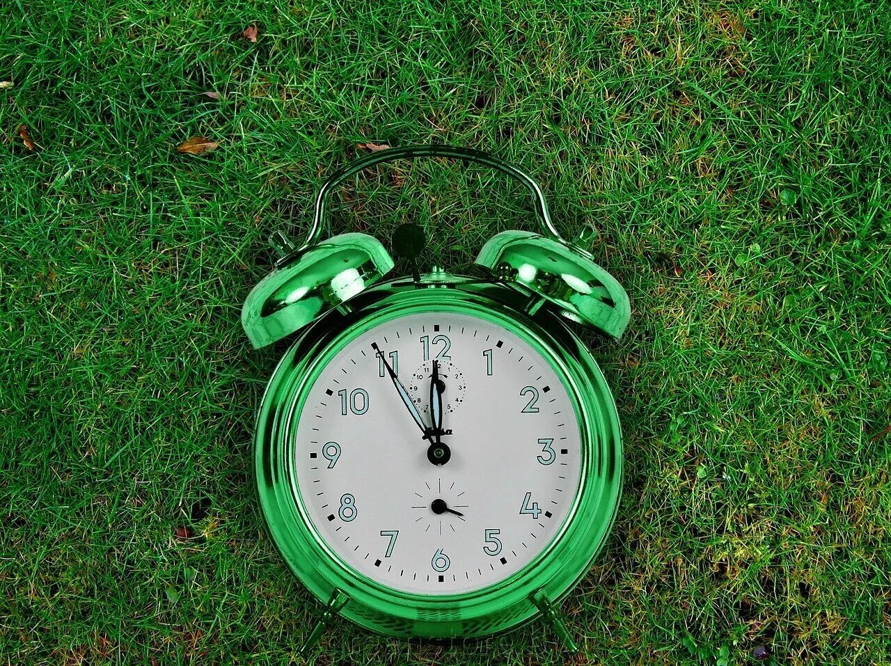Будильник на зеленом фоне. Часы зеленые. Часы будильник. Зеленый будильник. Часы на салатовом фоне.