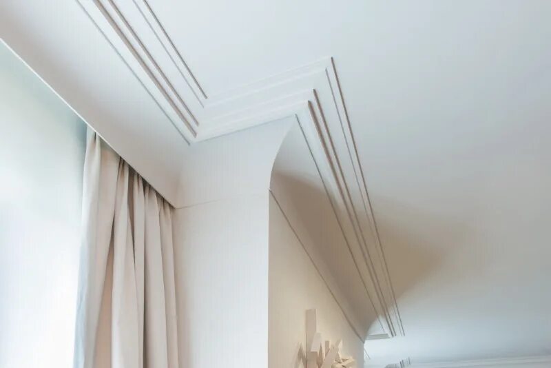 Потолочный карниз для натяжных потолков. Ганиз на натяжном потолке. Скрытый карниз для штор. Потолочная гардина на натяжной потолок. Шторы натяжной потолок потолочный.
