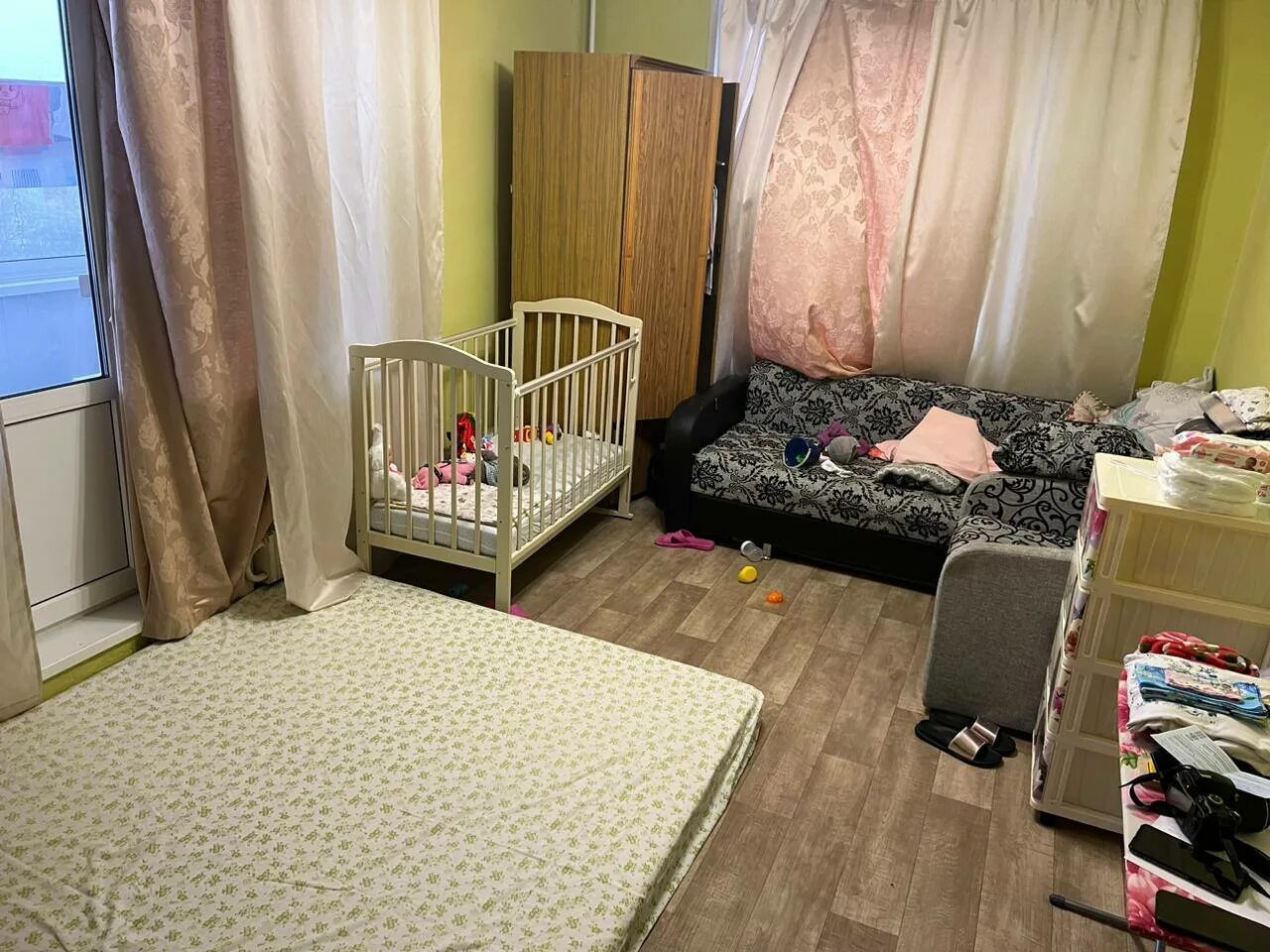 Брошенные дети в квартире. Дом матери и ребенка. Убранная комната. В Москве мать выбросила ребенка с 11 этажа.