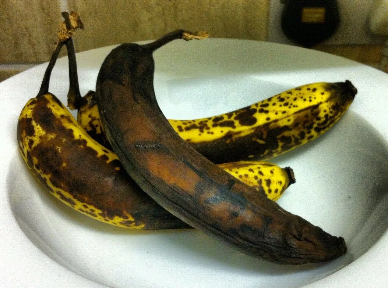 Черная кожура. Черный банан. Сгнивший банан. Тухлый банан. Испорченный банан.