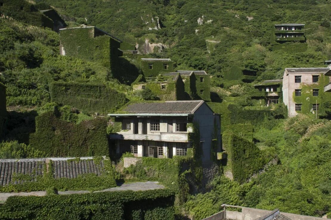 Abandoned village reclamation. Заброшенная деревня остров Шенгси. Шенгси деревня в Китае. Деревня Хутуван. Хоутоувань.