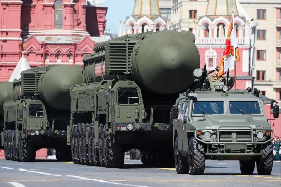 РС-24 Ярс на красной площади. Наступательное вооружение России. Стратегическое вооружение. Стратегические наступательные вооружения.