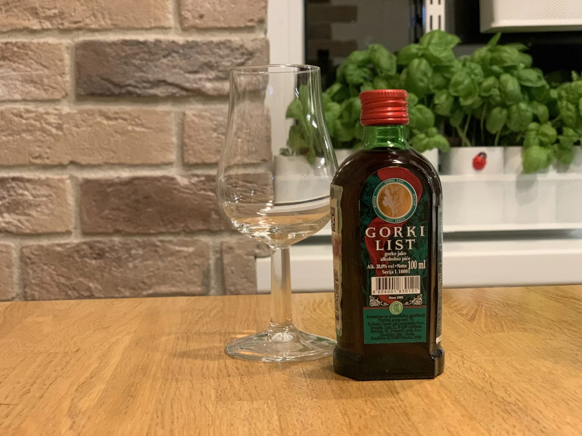 С чем пьют травяной ликер. Ликер на травах. бальзам от ликера. бальзам ликер на травах. gorki list ликер на столе.