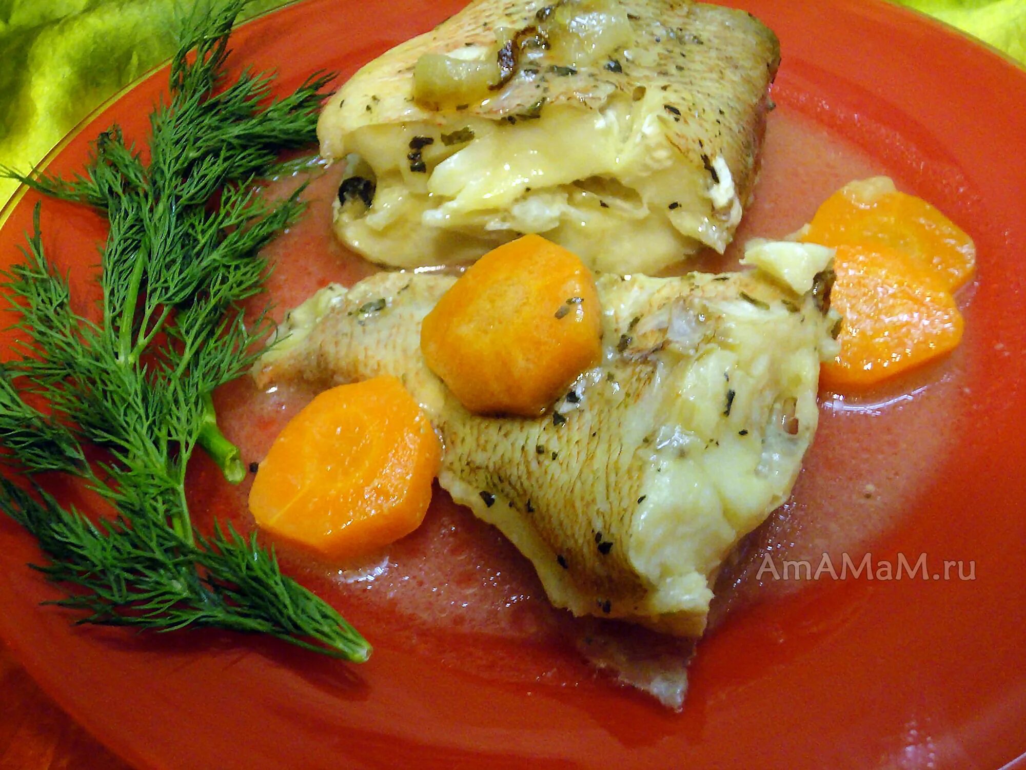 морской окунь тушеный на сковороде. тушеный морской окунь с овощами. морской окунь в духовке. окунь красный морской тушёный с овощами. филе окуня жареное.