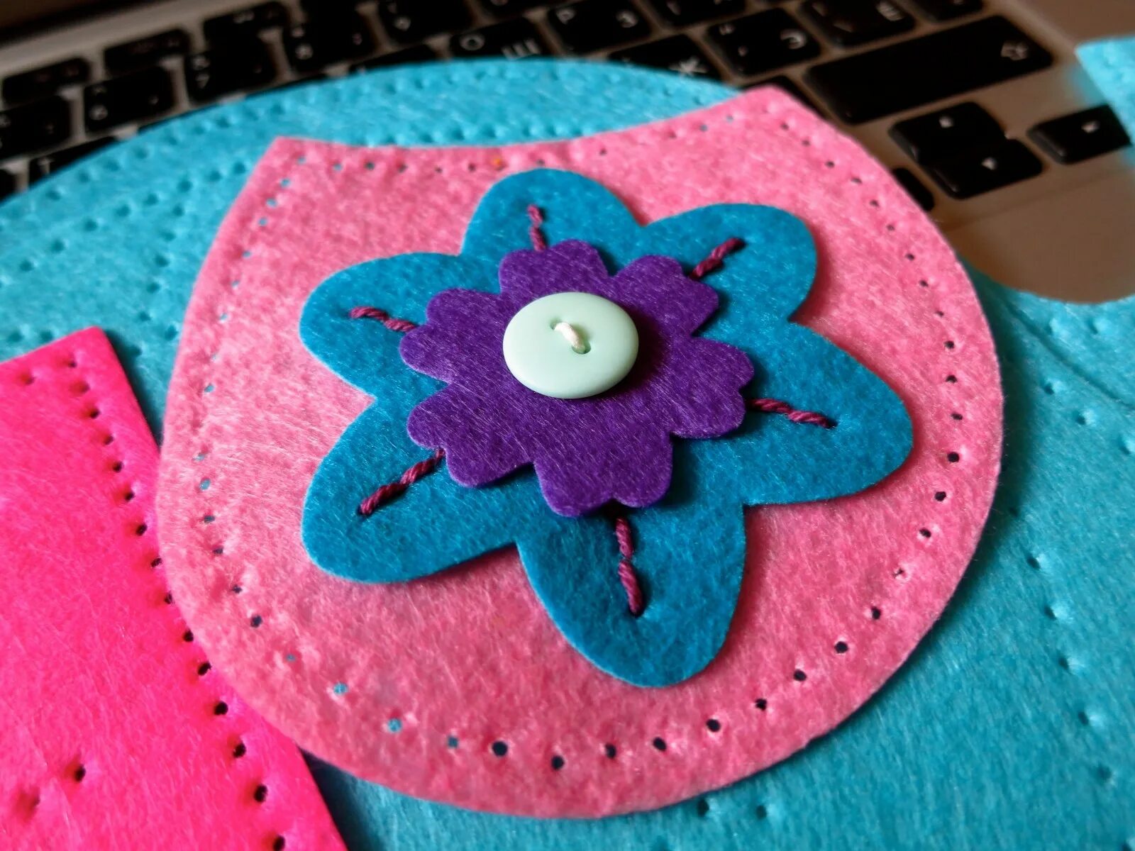 фетр пуговицы. пуговицы пластиковые. фетр и пуговицы. пуговички из фетра. фетр пуговицы.