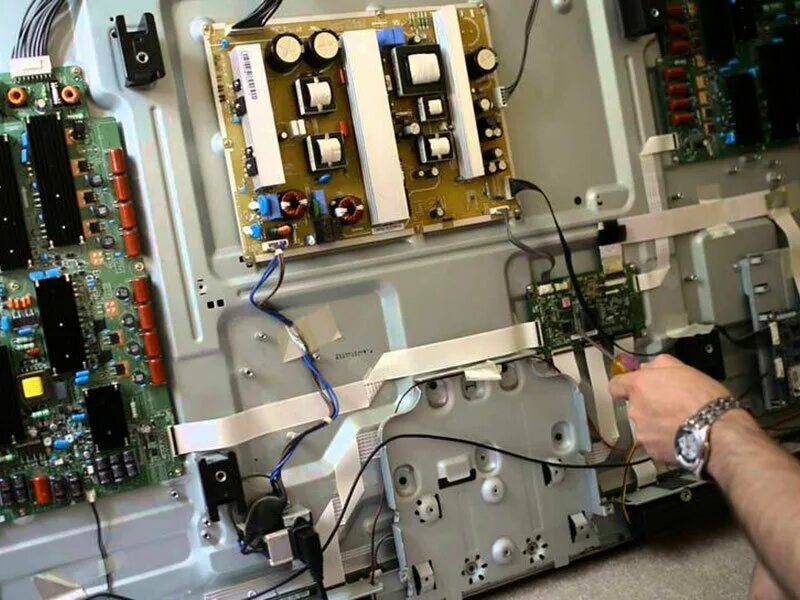 Мастер телевизоров. Ремонт телевизоров мастер. Ремонт телевизор самому. Телевизор в разборе. Ремонтирует телевизор.