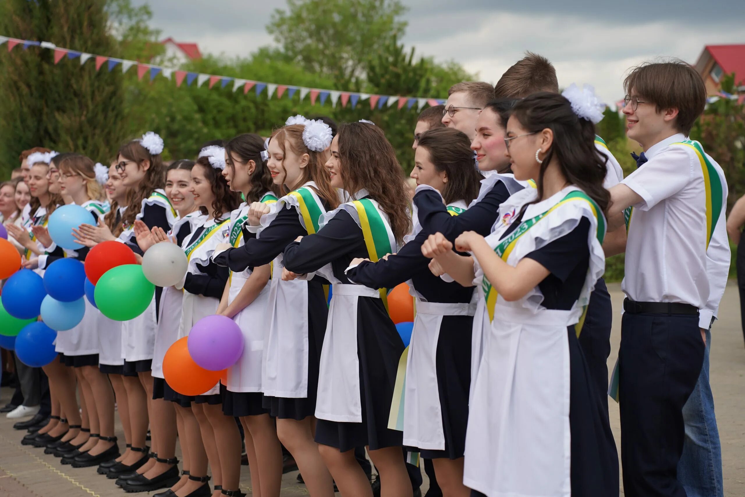 последний звонок 2024. интересный сценарий последнего звонка 2023. выпускницы 9 класса. выпускной класс школы. интересный сценарий последнего звонка 2023.