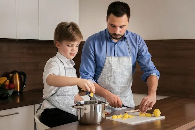 Дочки дают отцам на кухне после приготовления пищи