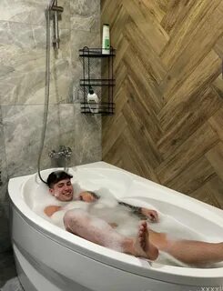 С таким плаваем? 💘-Плаваем и не только) 😈-Выгоняем пса из ванны. 