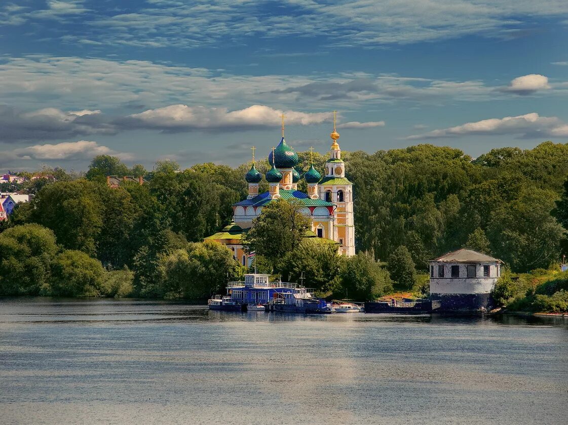 Какой город расположен на берегу волги. Углич река волга. храм на берегу волги в г ярославле. река волга город углич. углич. храм на берегу реки.