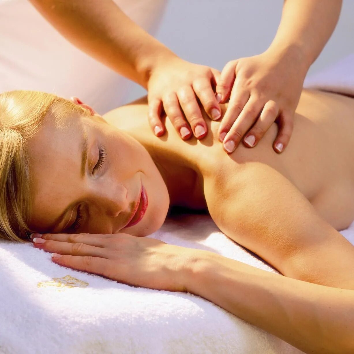 Massage two. Массаж для женщин. Классический массаж тела. Женская спина массаж. Массаж красиво.