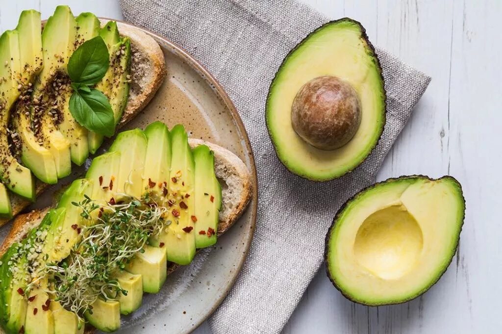 Авокадо животное. Авокадо польза. Как съесть авокадо чтобы было вкусно и полезно. Сорт авокадо эттингер. Авокадо.