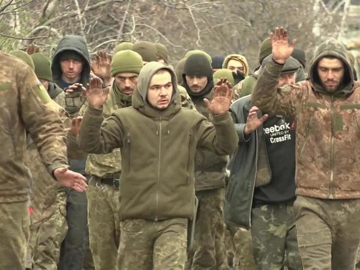 Взяли в окружение. Пленные украинские военные. Пленные солдаты ВСУ Украины.