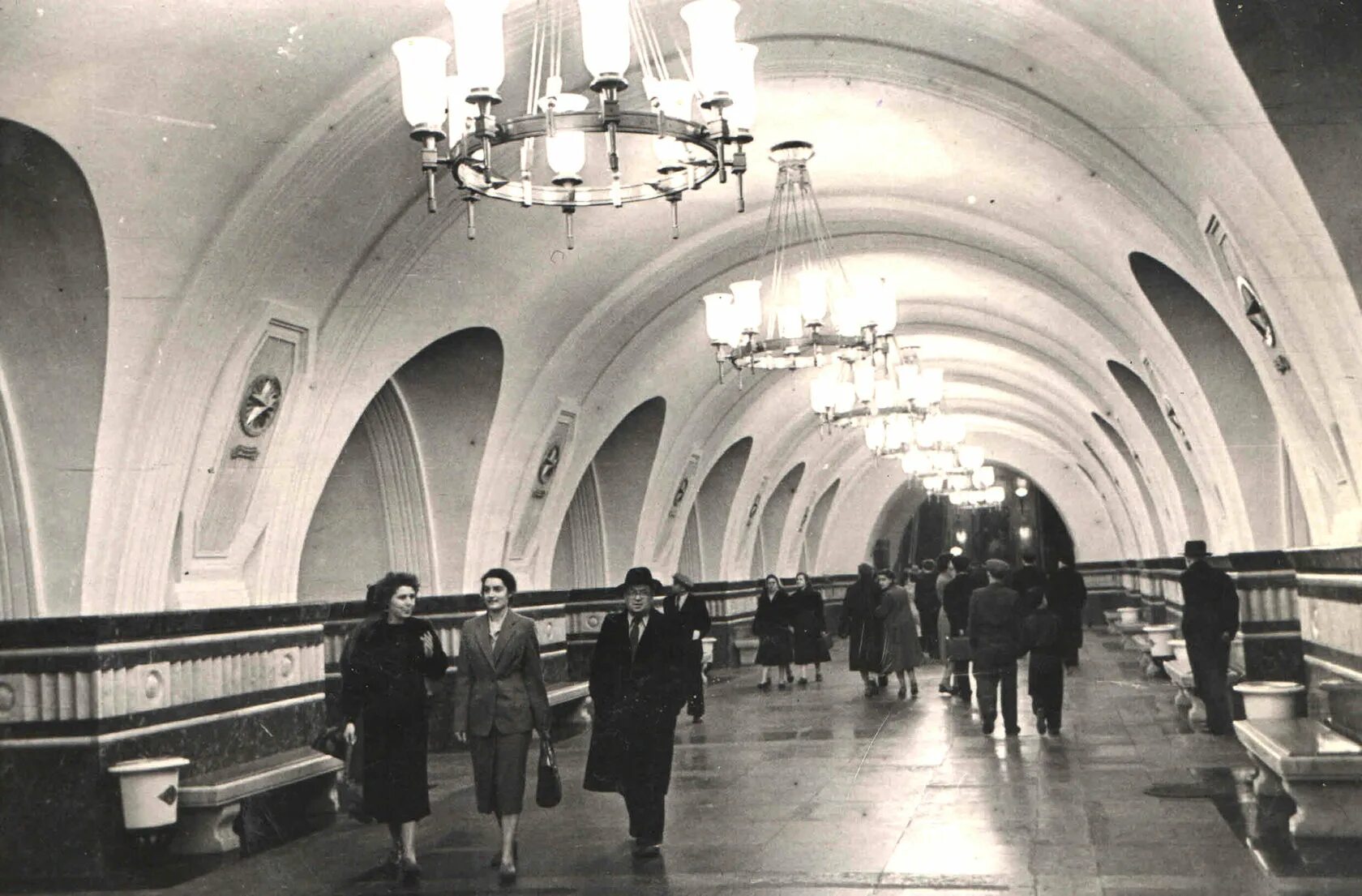 Московское метро в 1935 году. Московский метрополитен 1935. Первые станции Московского метрополитена. Первая станция Московского метрополитена 1935. Станция Фрунзенская Московского метрополитена.