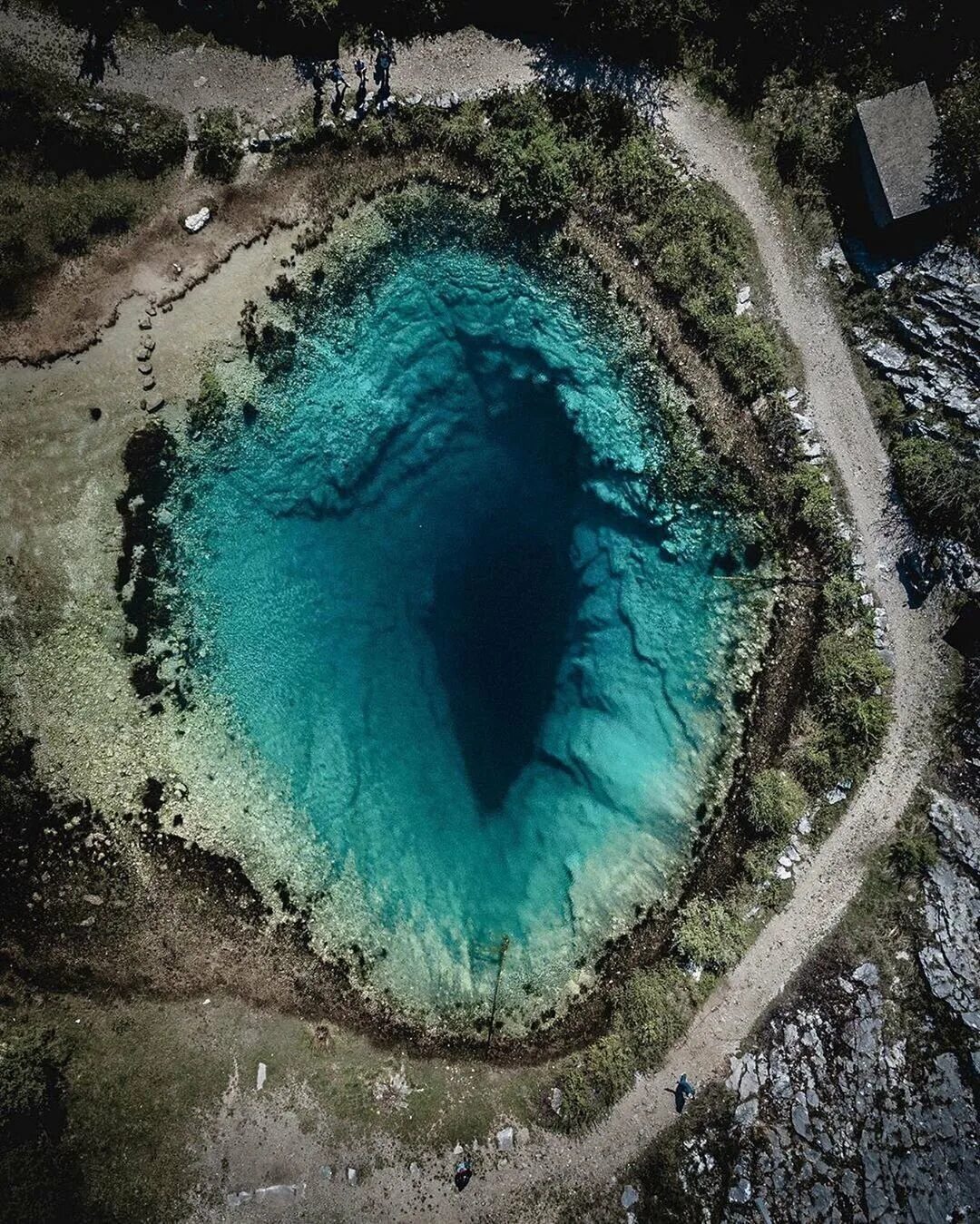 Очень глубокое озеро. Хорватия, «глаз земли» озеро Главашево. Озеро Главашево Хорватия. Озеро Цетина Хорватия. Далмация Хорватия голубая дыра.