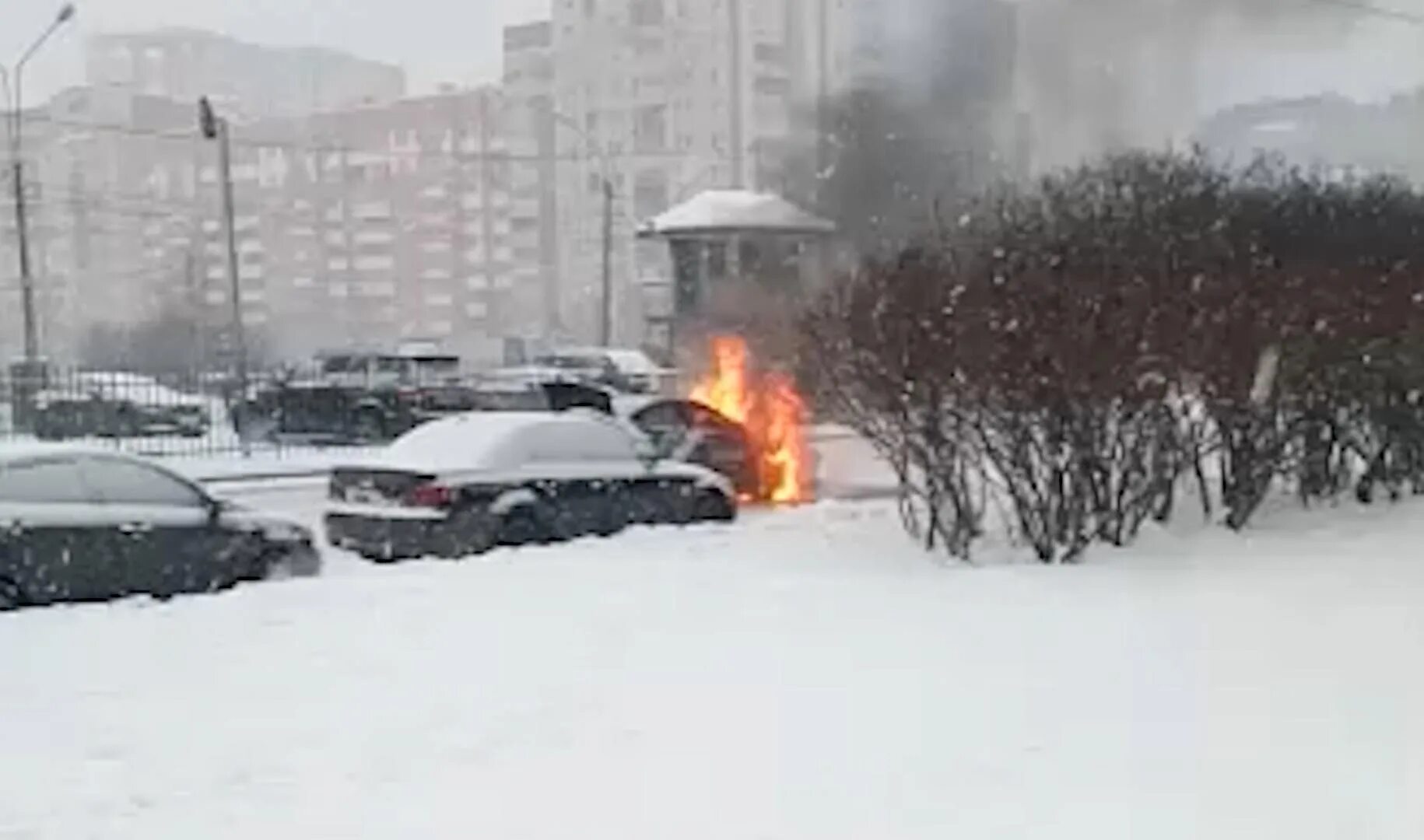 Загорелись на сугробах. Снег горит. Снежок горит. Пожар на Богатырском сегодня.