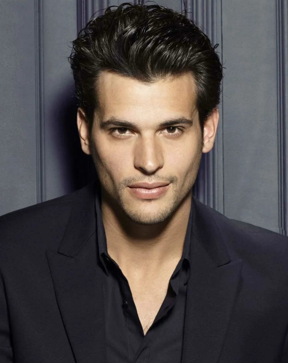 Шатен цвет волос у мужчин. Кареглазый брюнет. Брюнет с карими глазами. Мужчина брюнет. Красивые мужские прически