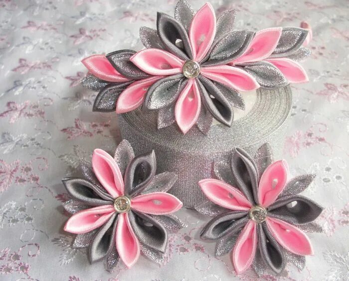 Цветок в технике канзаши. Шедевры канзаши. Техника канзаши. Канзаши мастер класс для начинающих. Рукоделие канзаши для начинающих.