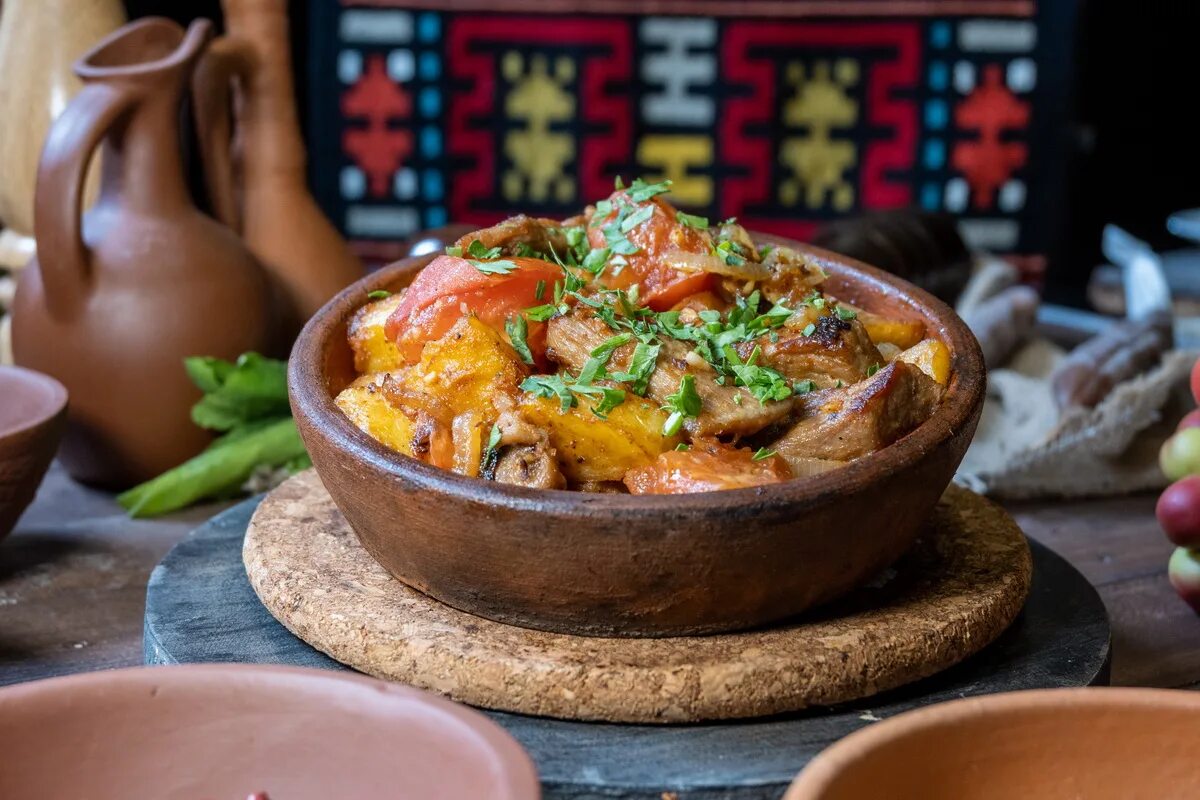 оджахури на сковороде со свининой. оджахури по аджарски. оджахури на кеци. грузинское жаркое оджахури. грузинская кухня оджахури.