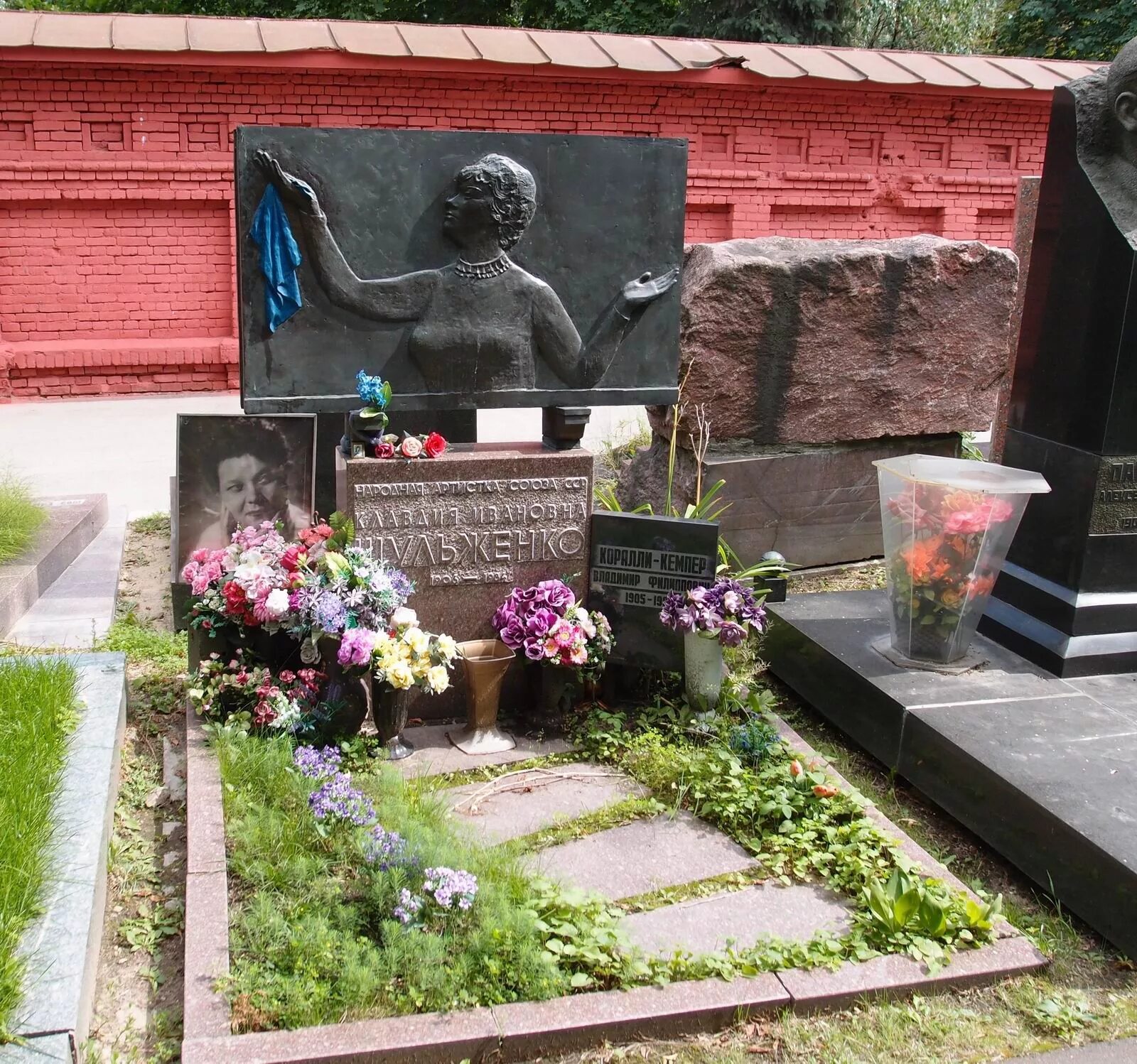 Могилы певцов