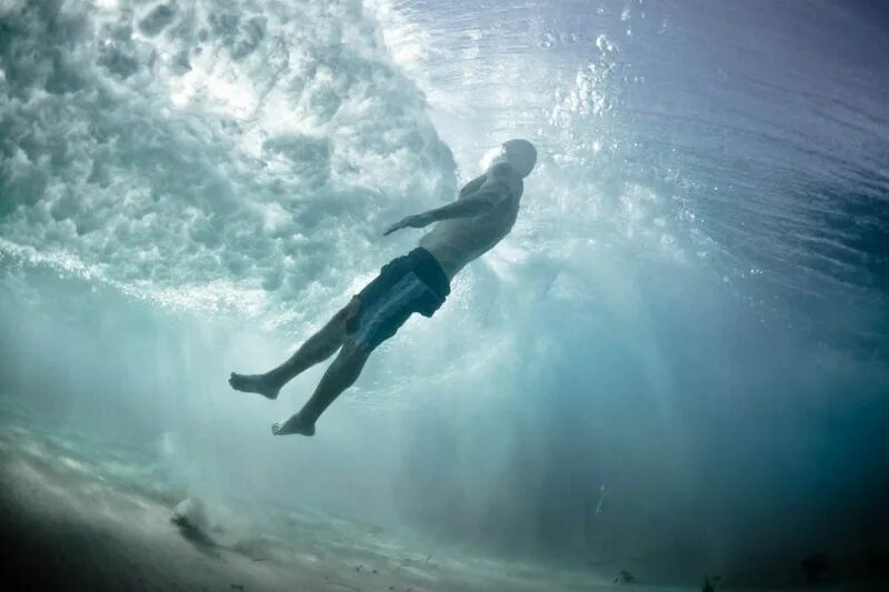 Поды человека. Вода и человек. Человек под водой. Фотосессия под водой. Падение в воду.
