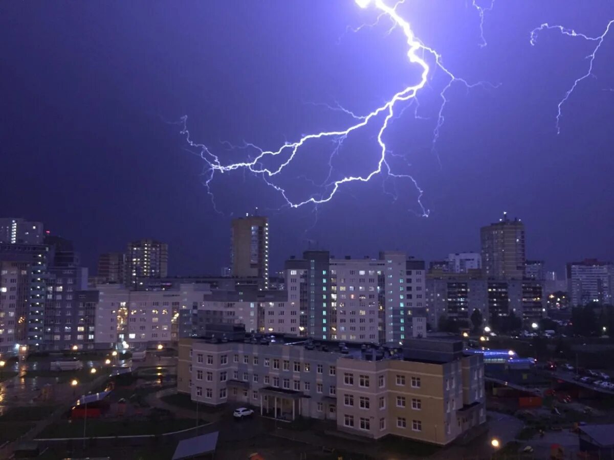 Ливень с грозой. Владикавказ гроза. Штормовое предупреждение Владикавказ. Гроза днем. Гроза 18 м