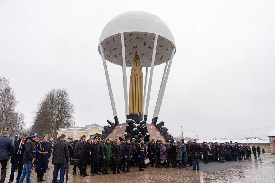 Подвиг 6 роты 104. Памятник десантникам 6 роты Псковской дивизии ВДВ. 104 Полк ВДВ Череха. Псков памятник десантникам 6 роты. 6 Рота 76 дивизия ВДВ Псков.