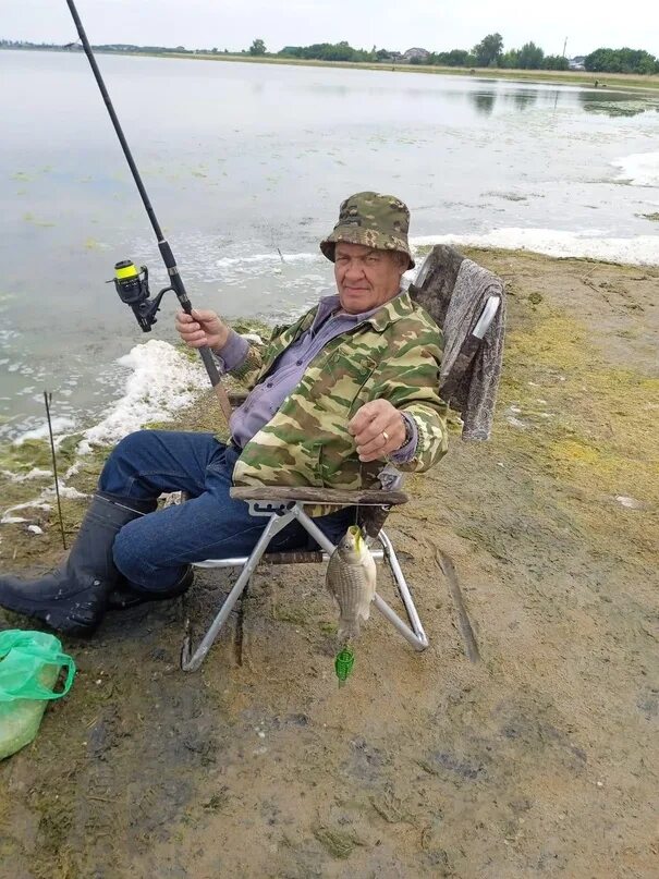 Рыбалка на озере. Рыбаки. Супруга на рыбалке. Озеро Медведское Челябинская. Отчеты рыбалка челябинские озера