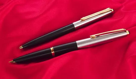 две фабрики выпускают одинаковые авторучки