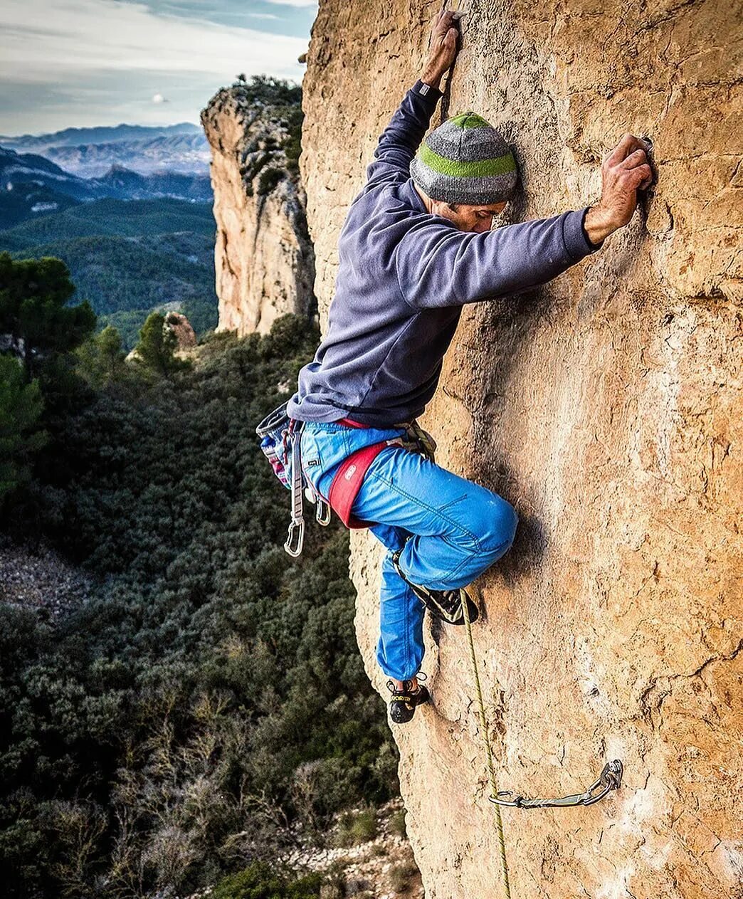 Climb up high. Скалолазание/альпинизм (Summit/Rock Climbing). Туристы скалолазы. Скалолазание экстремальный спорт. Альпинизм спорт.