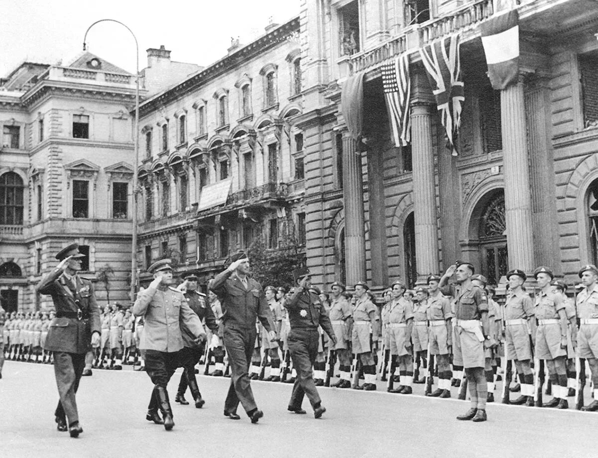 Германия готова к войне. Берлинский парад Победы 1945. Маршал Конев на параде Победы 1945. Парад союзников в Берлине сентябрь 1945 года. Парад победителей 1945 в Берлине.