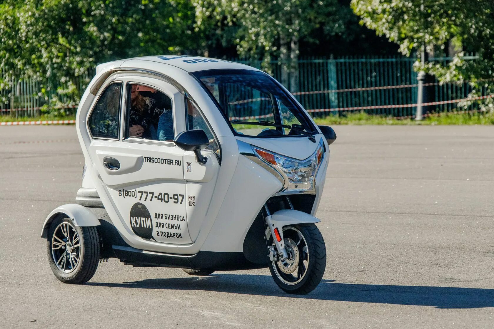 Трицикл двухместный бензиновый. Скутер трицикл Triscooter Avrora 2000w el (ev) с кабиной. Скутер электрический (трицикл) Triscooter ELEJULI 2000w. Скутер трицикл Triscooter Trike Tricycles ELEJULI 2000-01w – el (ev) для доставки с кабиной. Трицикл с кабиной Redant 2200.