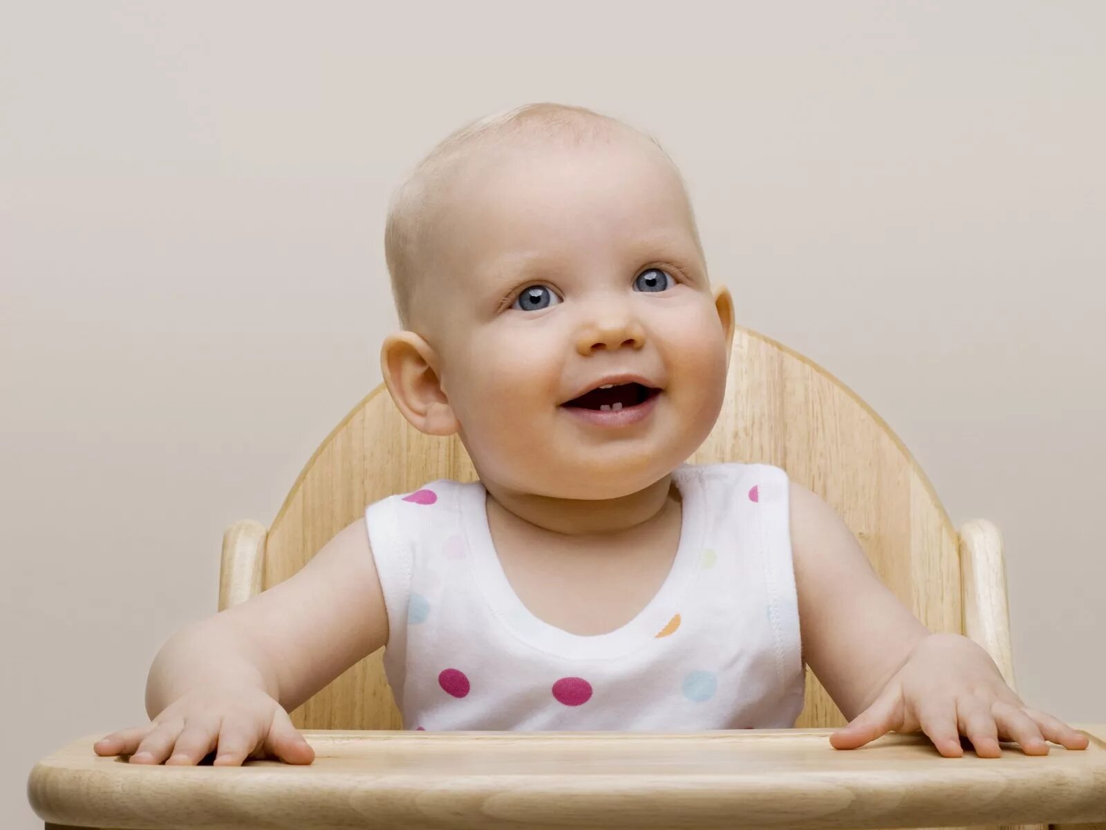 плачущий ребенок. малыш ползет. почему годовалый малыш. нормальные дети. младенчество.