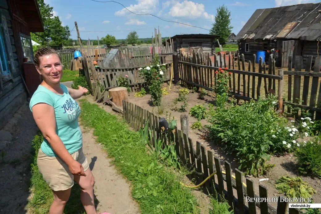 Село вк. Баба переехала в деревню. Перебрались из города в деревню. Переехал в деревню. Переехал из города в деревню.