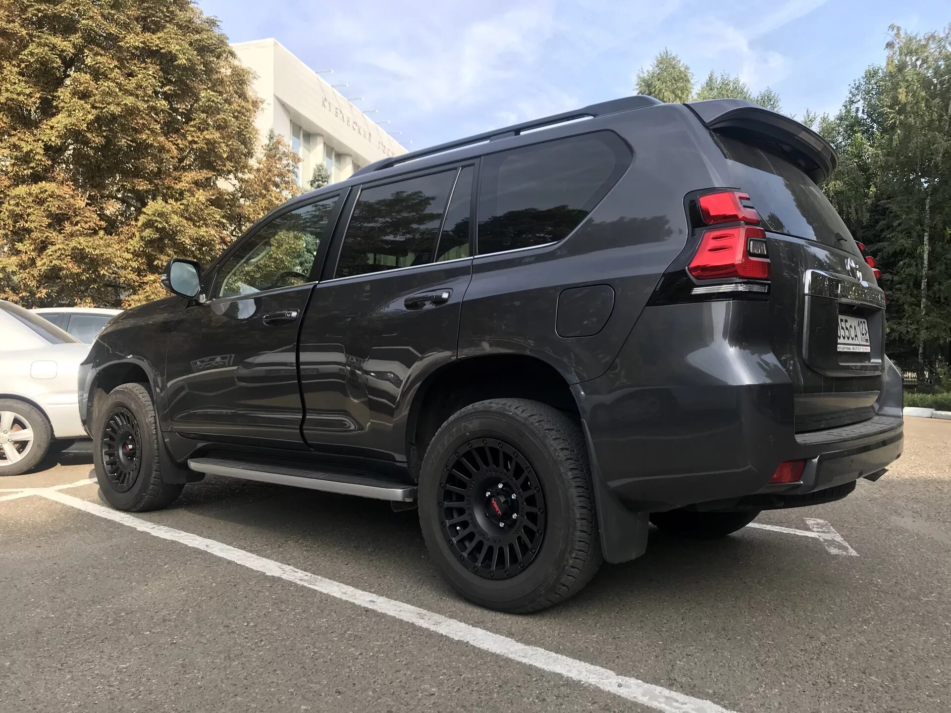 Прадо черные диски. Toyota prado колеса r21. Диски тойота прадо 150 черные. Toyota land cruiser prado 2021. Прадо черные диски.