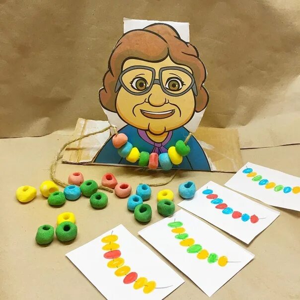 Бабуся бусы. Игра бусы для мамы. дидактическая игра бусы. собери бусы для мамы. дидактическая игра бусы для мамы.